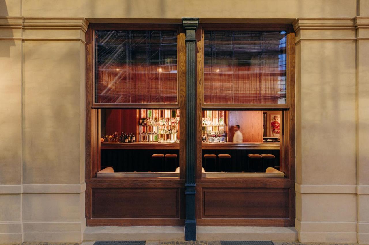 Boutique Hotel Chateau Royal Берлин Экстерьер фото The bar at the London Edition