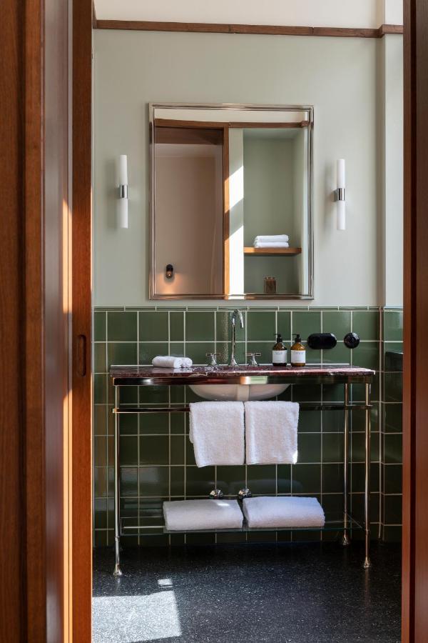 Boutique Hotel Chateau Royal Берлин Экстерьер фото Bathroom at the Hotel
