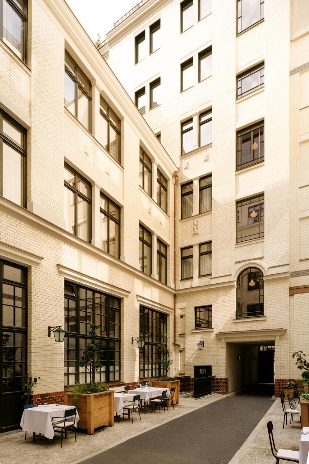 Boutique Hotel Chateau Royal Берлин Экстерьер фото The courtyard of the building